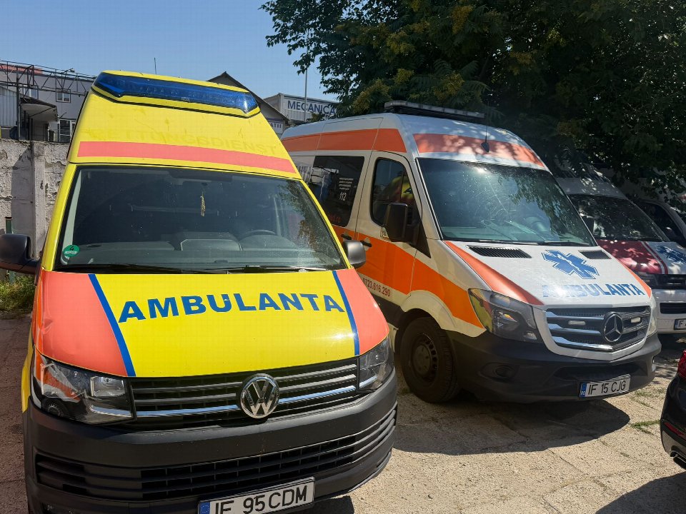 Ambulanță CRISMED, exterior